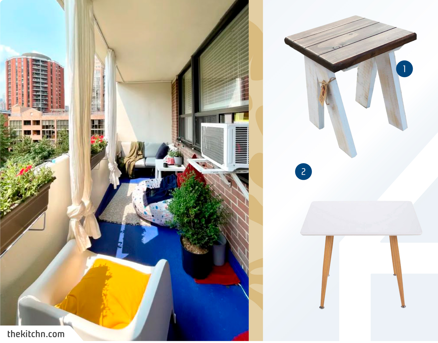 Balcón pequeño con suelo azul y paredes blancas, con una mesa pequeña y cuadrada blanca, un sofá y una poltrona blanca y visillos blancos. También hay un pouf multicolor.