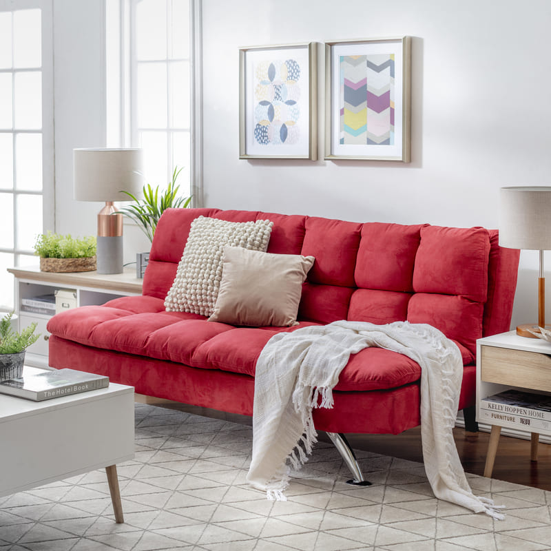 Living en tonos neutros con un futón rojo.