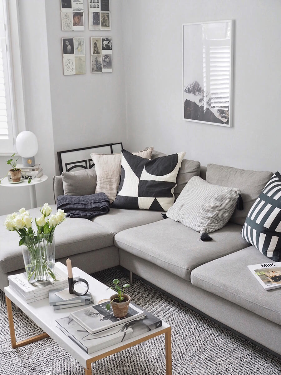 Un living moderno con un sofá modular que otorga extra espacio cuando se necesite.