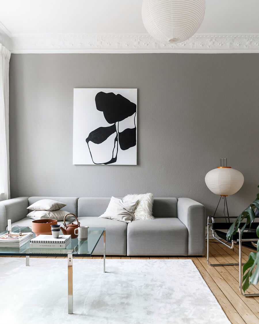 Un living moderno con decoración minimalista con los elementos precisos y de tonos neutros