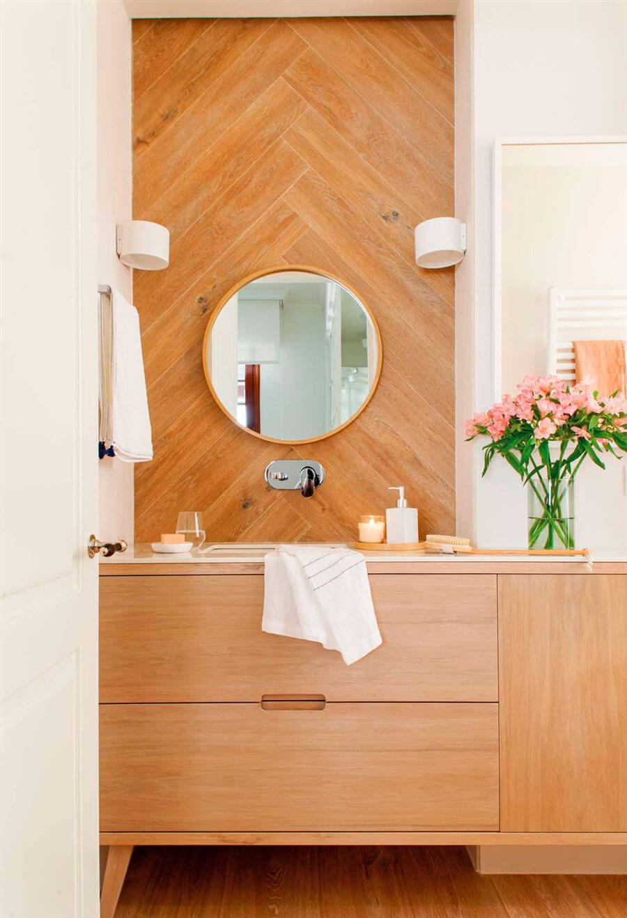 20 baños en blanco y madera: son modernos, acogedores ¡y llenos de