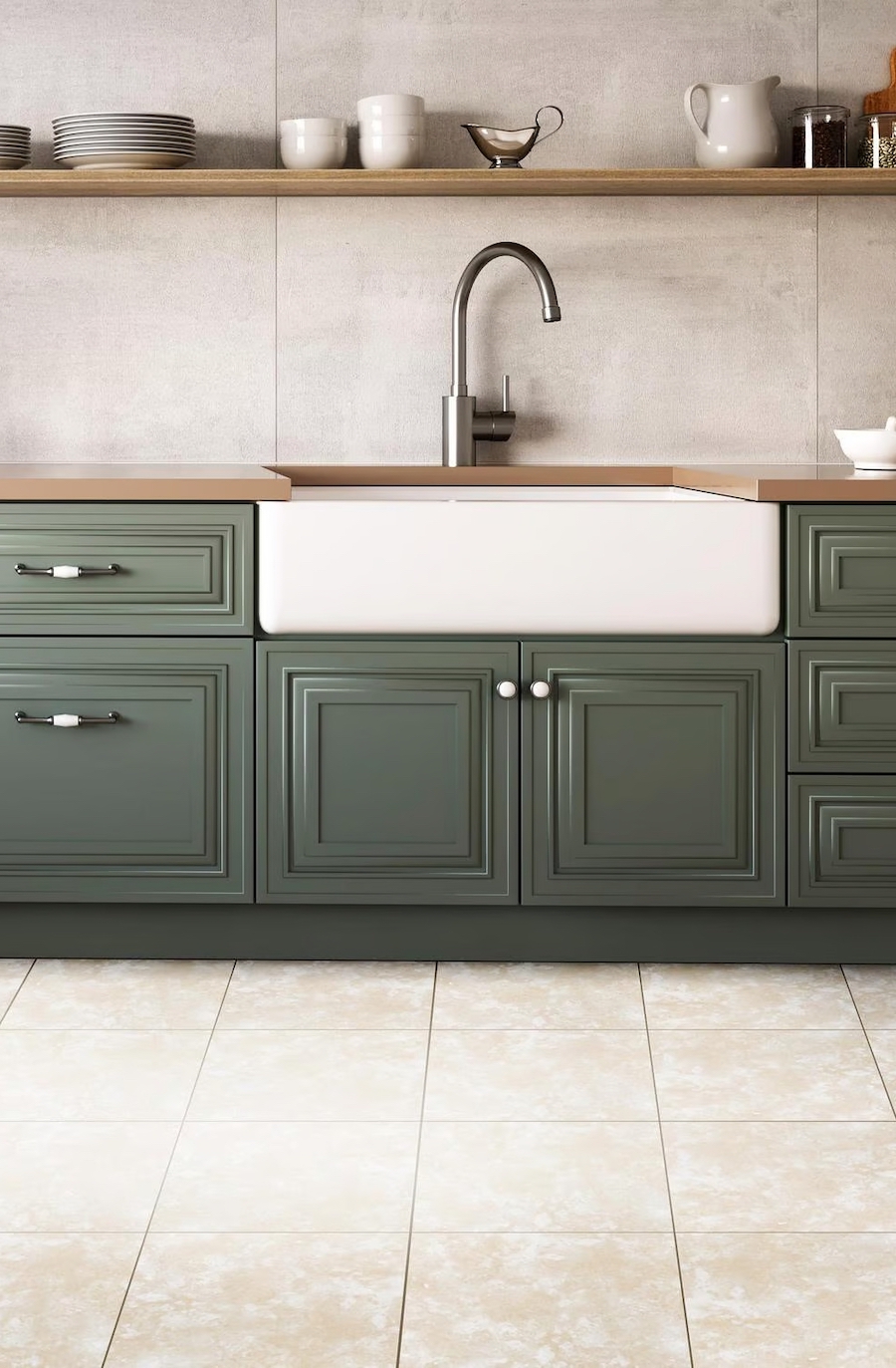 Cocina tradicional con piso de cerámica beige. Muebles de madera color verde botella. Cerámicas de muro beige. Repisa flotante de madera con vajilla.