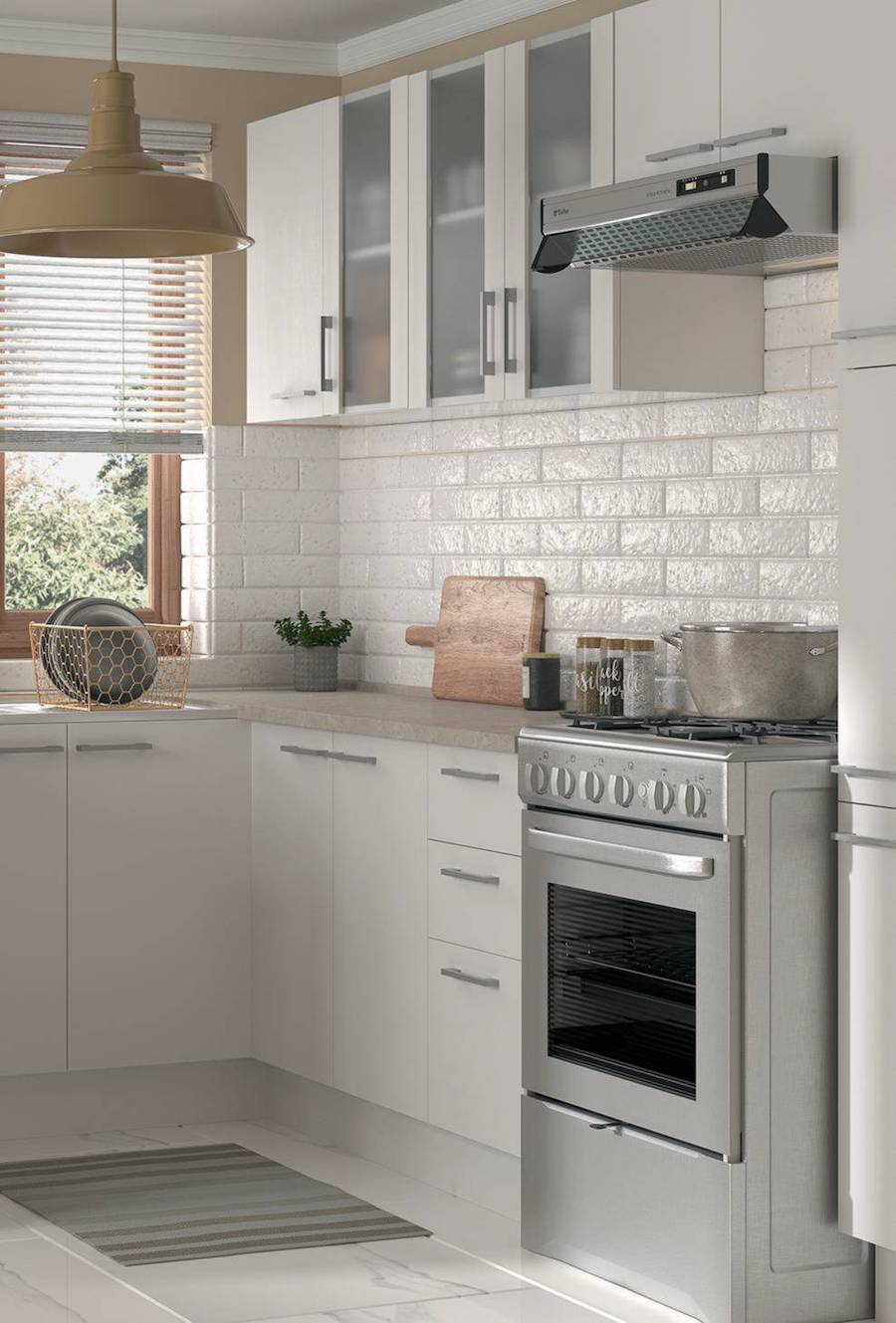 Cocina con azulejos de cerámica blancos tipo ladrillo, muebles blancos y cubierta beige. También hay una cocina y campana gris.