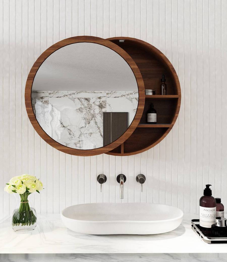 Baño de estilo rústico con un espejo redondo de madera que esconde un botiquín.
