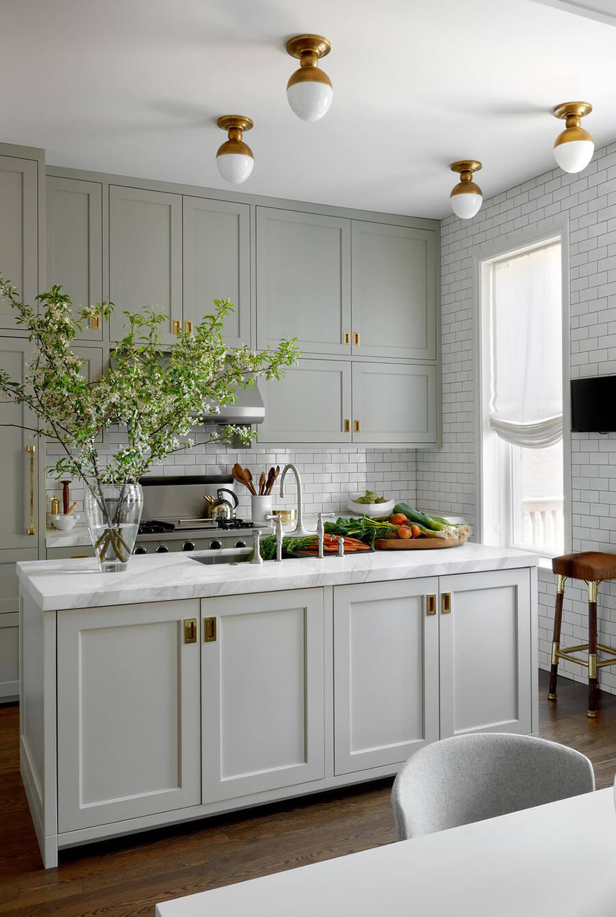 En esta imagen se muestra a una cocina abierta, cuyas paredes están revestidas en azulejos. Es una de las ideas para cocina.
