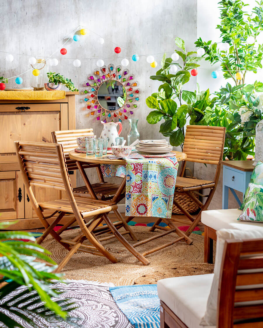 Juego de terraza de bambú con 3 sillas, plantas y guirnaldas de luces