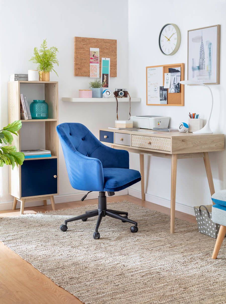 Escritorio de madera home office y estantes azules