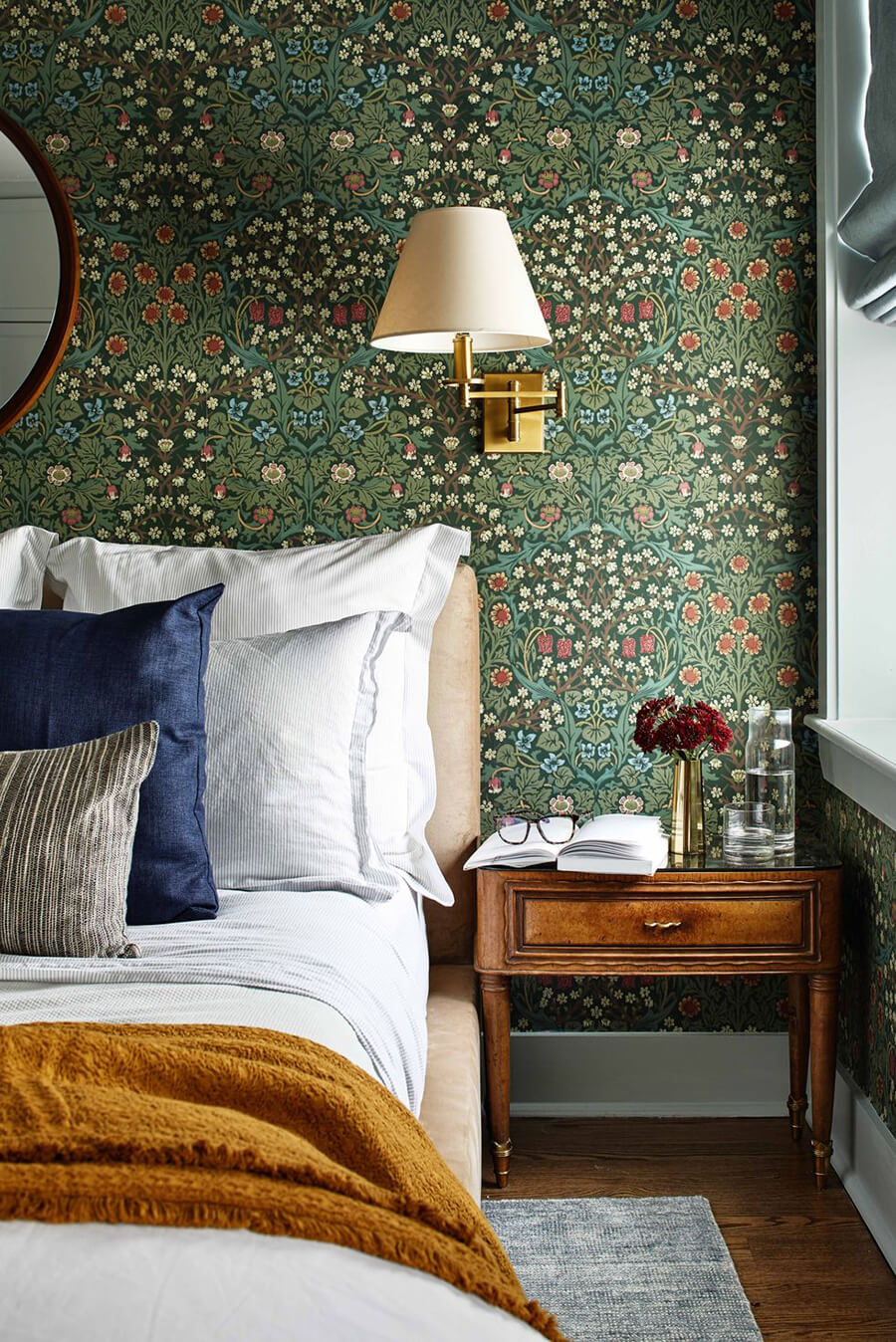 decoración de dormitorio vintage con papel floreado