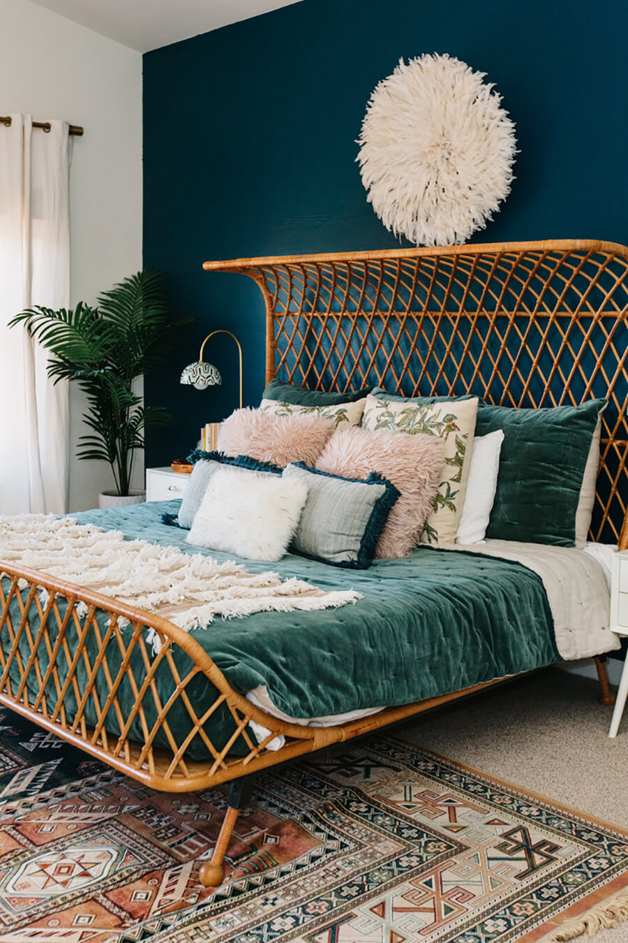 dormitorio de estilo vintage: cama con respaldo de cannage y cubrecama de terciopelo