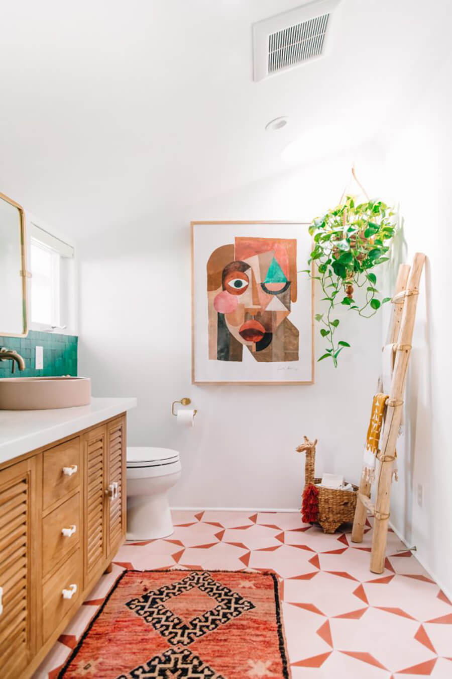 Una decoración de baño relajada para un baño estilo boho