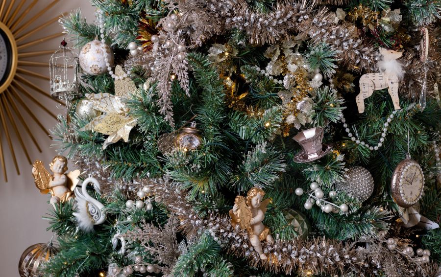 Detalle de árbol de navidad con adornos en color plateado y dorado. Guirnaldas brillantes plateadas.