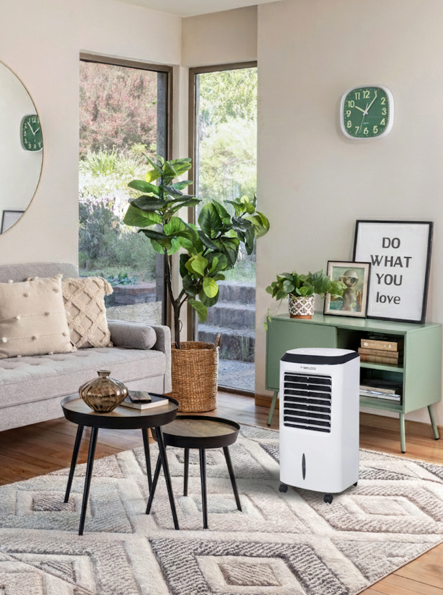 Sala de estar de paredes beige claro, sofá gris claro, cojines en color crema, alfombra gris y un enfriador de aire blanco.