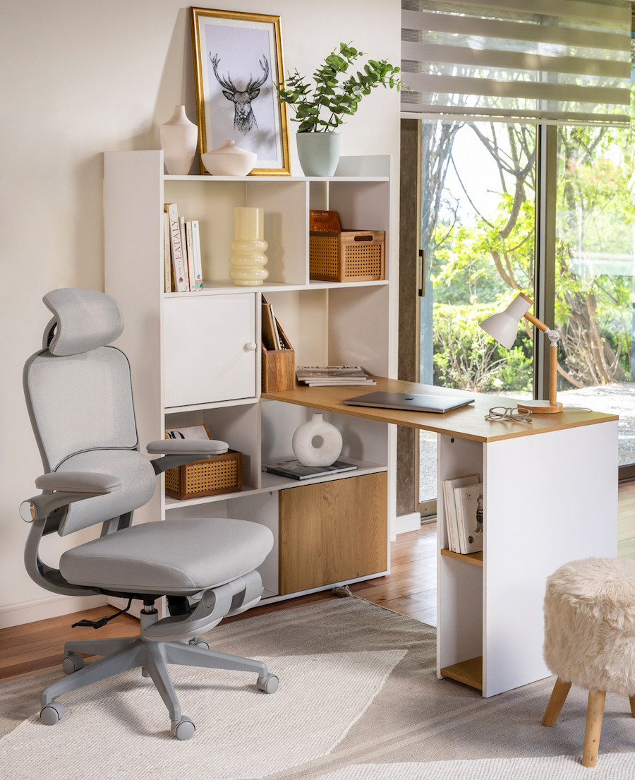 Escritorio estilo nórdico con silla ergonómica gris. Escritorio blanco y de madera con repisa incluida.