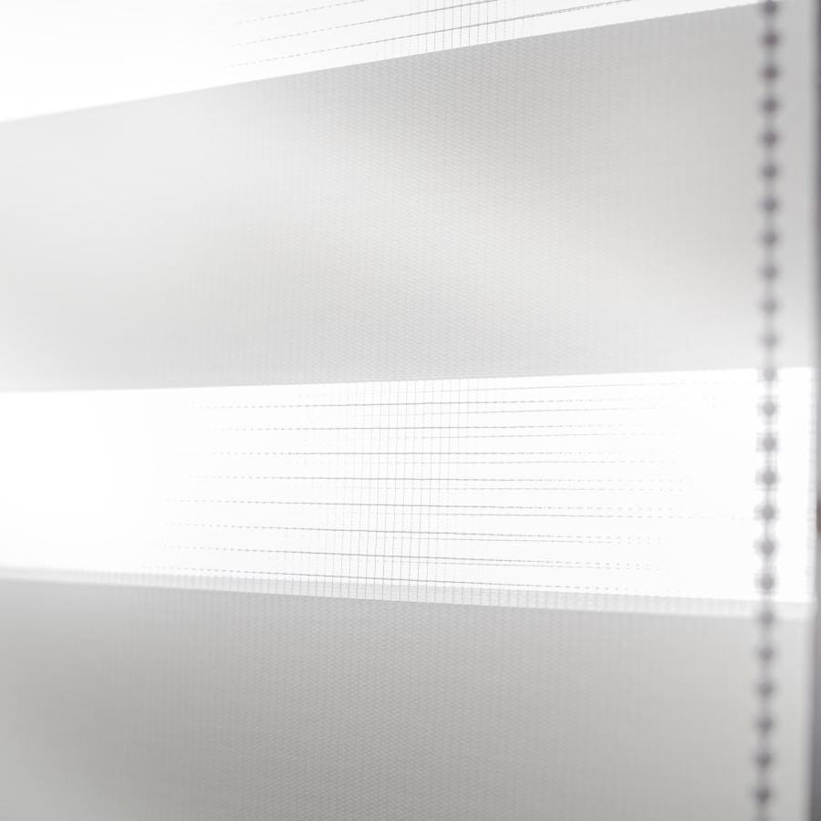 Detalle de cortina roller duo, color blanco.