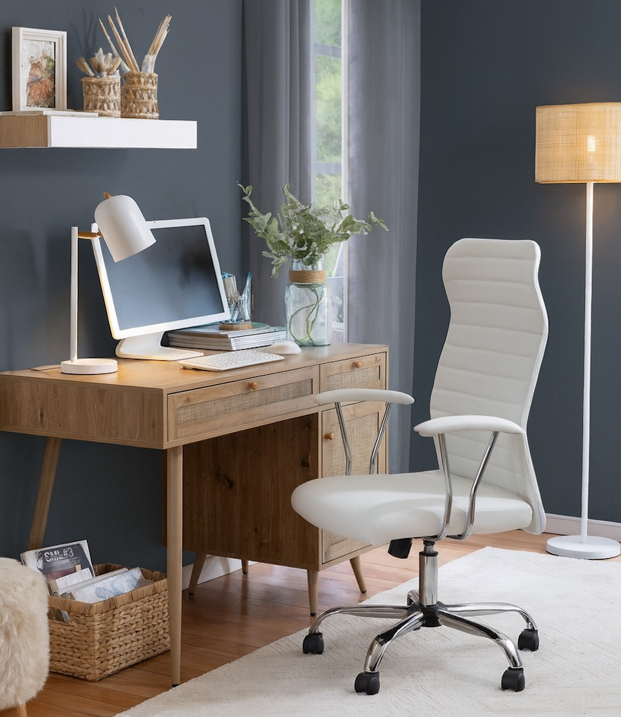 Oficina en casa con pared gris azulado y escritorio claro, acentuado con lámpara blanca y una silla blanca.