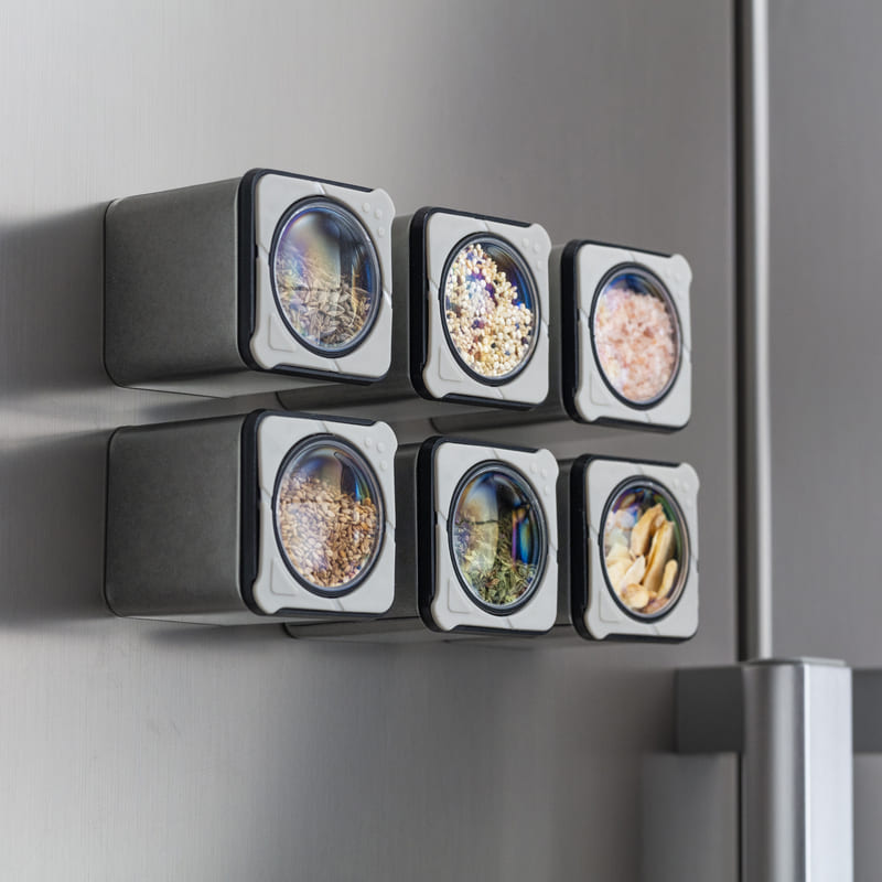 6 especieros magnéticos pegados en la puerta del refrigerador.