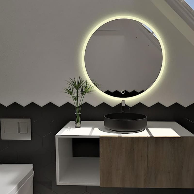 Espejo redondo sin marco, con luces LED al borde. Está en un baño blanco y café, sobre un lavamano negro y mueble blanco con cajones de madera.