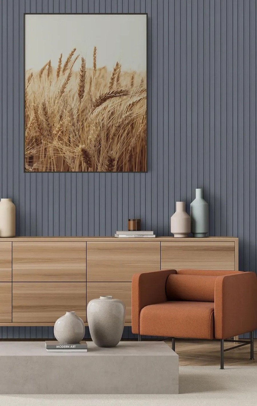 Sala de estar moderna con un panel de madera decorativo de color azul pizarra, muebles en madera clara y decoración minimalista en tonos tierra.