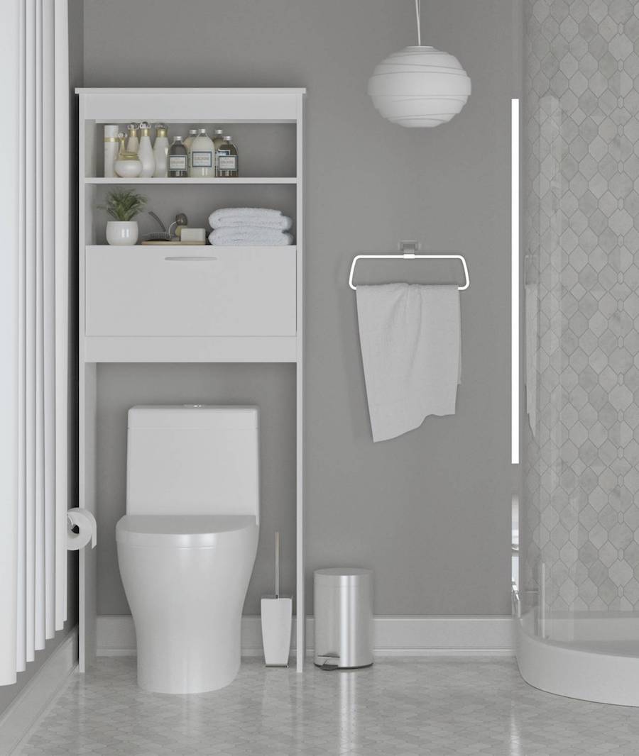 Baño de pared gris y WC blanco. Sobre este último hay un mueble de melamina blanco con repisas y espacio para guardar diferentes elementos de baño, como toallas y artículos de aseo.